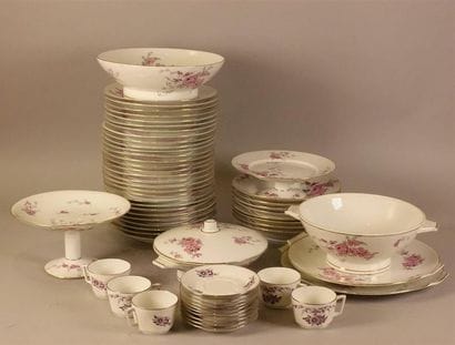 LIMOGES 
Partie de service de table en porcelaine...