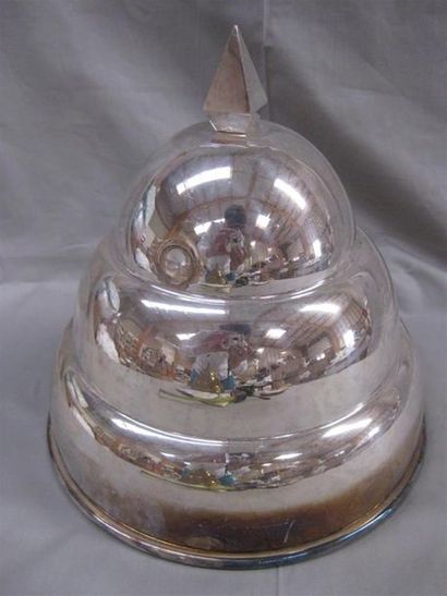 Deux cloches à glace, une en métal argenté...