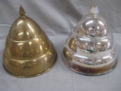 Deux cloches à glace, une en métal argenté...