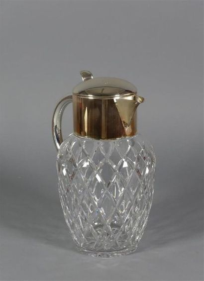 Grande carafe en cristal, à décor de croisillons,...