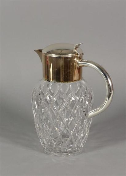 Grande carafe en cristal, à décor de croisillons,...