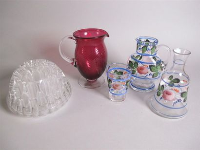 Ensemble en verre à décor émaillé de roses...