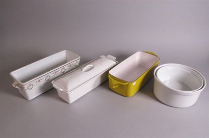 Ensemble comprenant : une terrine en porcelaine,...