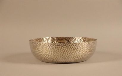 Coupe circulaire en argent martelé, fond...