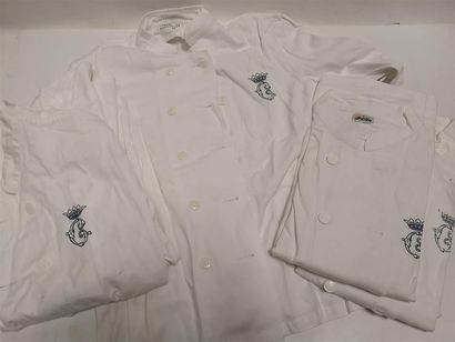 Quatre vestes de commis de cuisine de l'Hôtel...