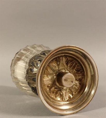 Saupoudreuse en argent sur piédouche, à décor...