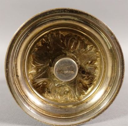 Saupoudreuse en argent sur piédouche, à décor...