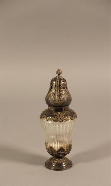 Saupoudreuse en argent sur piédouche, à décor...