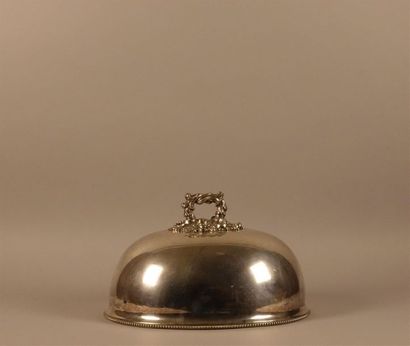 Cloche ovale en métal argenté, à décor d'une...
