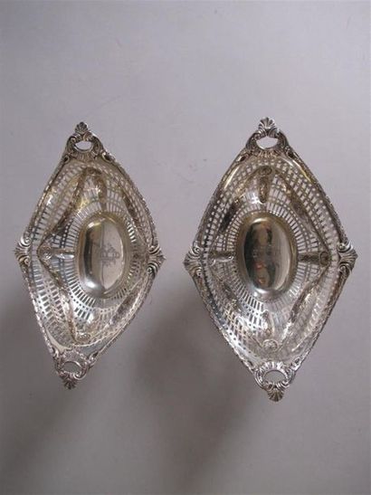 Paire de corbeilles sur piédouche en argent...