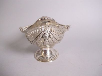 Paire de corbeilles sur piédouche en argent...