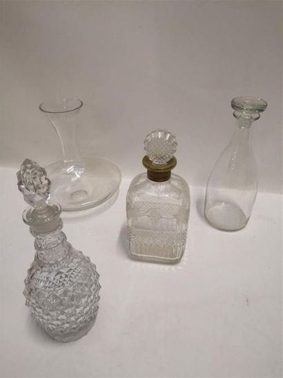Lot comprenant :
- Deux carafes en verre...