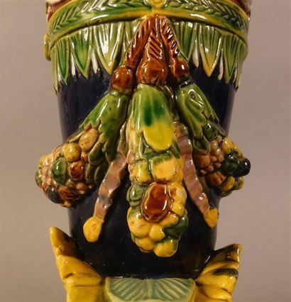 Paire de vases en faïence, à décor polychrome...