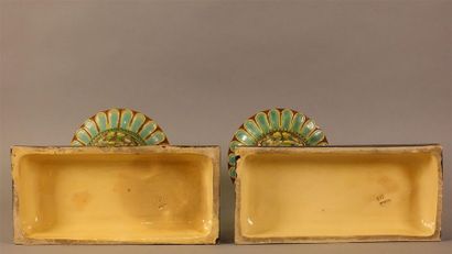 Paire de vases en faïence, à décor polychrome...