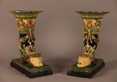 Paire de vases en faïence, à décor polychrome...