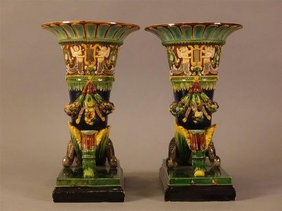 Paire de vases en faïence, à décor polychrome...