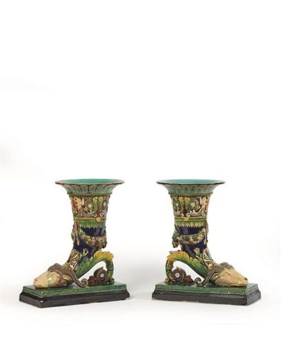 Paire de vases en faïence, à décor polychrome...