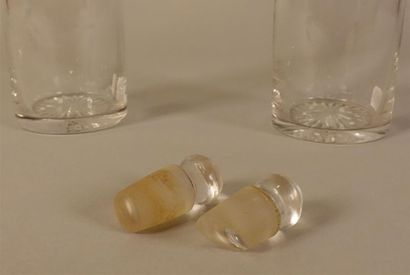 Deux carafons en cristal, la monture en métal...