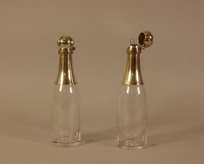 Deux carafons en cristal, la monture en métal...