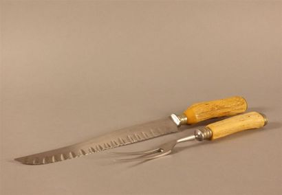 Couvert de service à découper.
