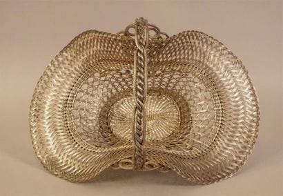 Panier en fil de laiton tressé et argenté.
Haut....