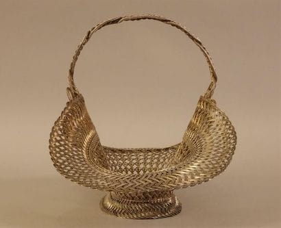 Panier en fil de laiton tressé et argenté.
Haut....