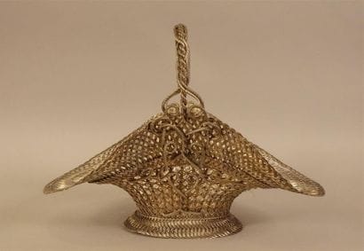 Panier en fil de laiton tressé et argenté.
Haut....