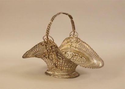 Panier en fil de laiton tressé et argenté.
Haut....