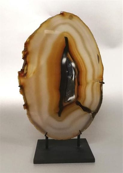 Tranche longitudinale d'agate translucide...