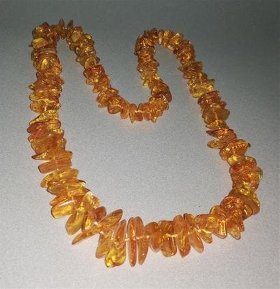 Collier réalisé dans des fragments d'ambre,...