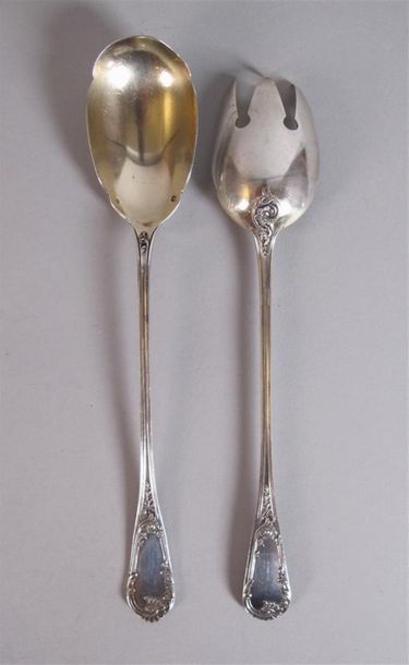 Couvert à salade en argent, à décor de rinceaux...