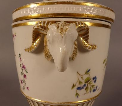 ITALIE
Vase pique-fleurs couvert en porcelaine,...