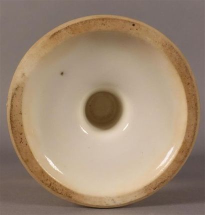 ITALIE
Vase pique-fleurs couvert en porcelaine,...