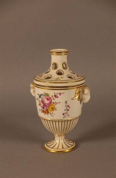 ITALIE
Vase pique-fleurs couvert en porcelaine,...