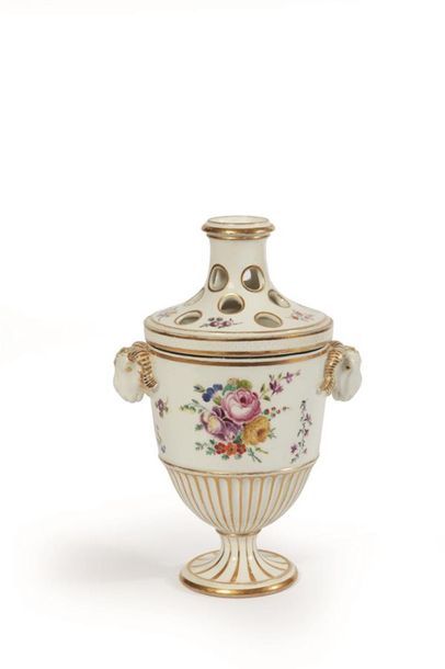 ITALIE
Vase pique-fleurs couvert en porcelaine,...