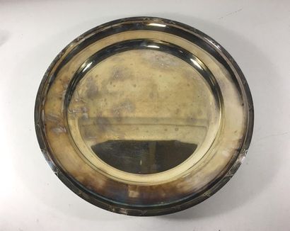 WOLFF
Plat rond en métal argenté, le bord...