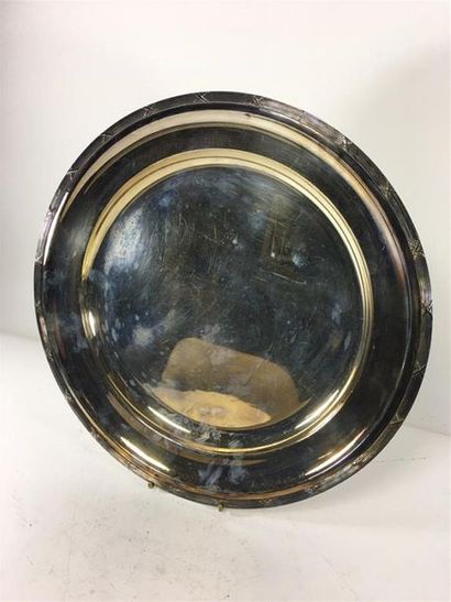 WOLFF
Plat rond en métal argenté, le bord...