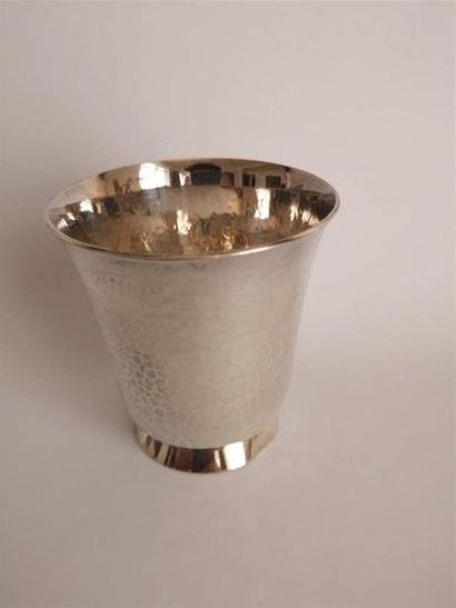 Trois timbales gobelets en métal argenté,...