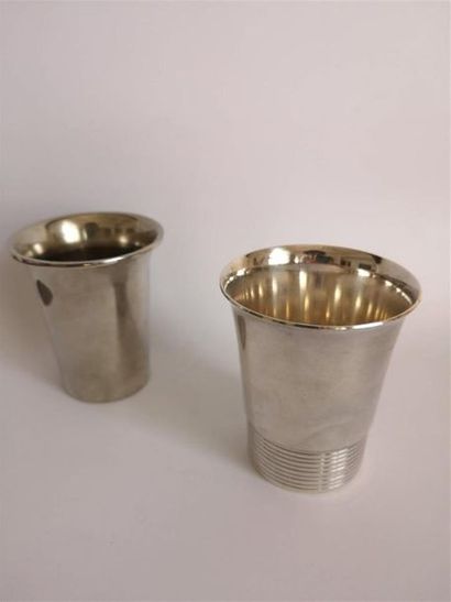 Trois timbales gobelets en métal argenté,...