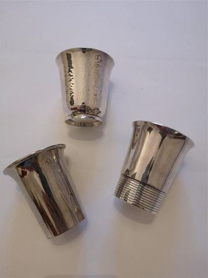 Trois timbales gobelets en métal argenté,...