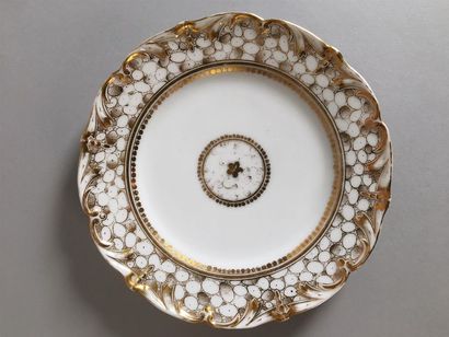 Seize assiettes en porcelaine blanche, à...