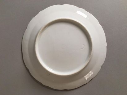 Seize assiettes en porcelaine blanche, à...