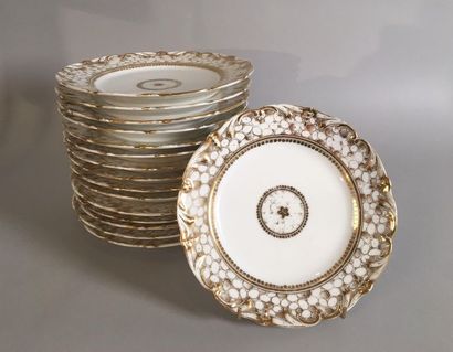 Seize assiettes en porcelaine blanche, à...
