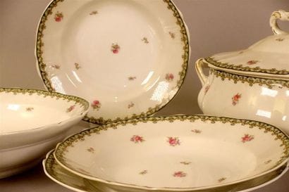 LIMOGES
Partie de service de table en porcelaine,...