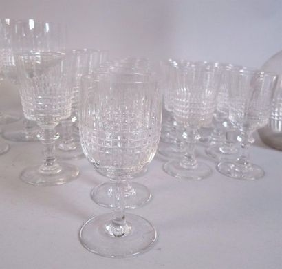 Partie de service de verres à pied en cristal,...