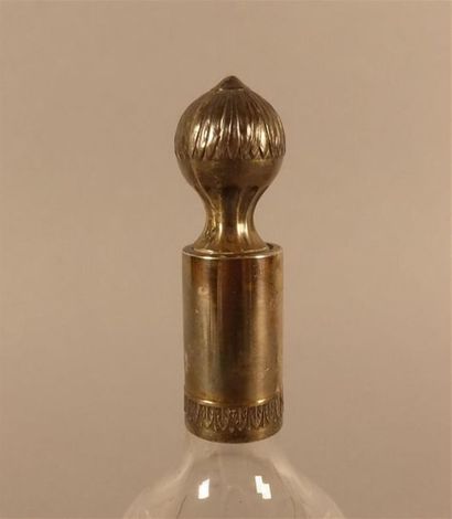 Carafe en verre taillé, la monture et le...
