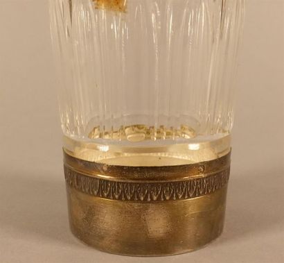 Carafe en verre taillé, la monture et le...