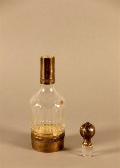 Carafe en verre taillé, la monture et le...