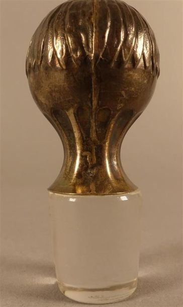Carafe en verre taillé, la monture et le...