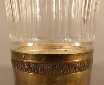 Carafe en verre taillé, la monture et le...